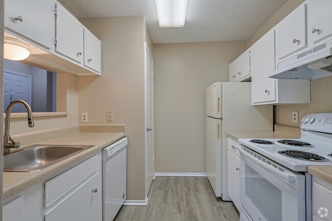 2BR, 2BA - 899SF - Kitchen