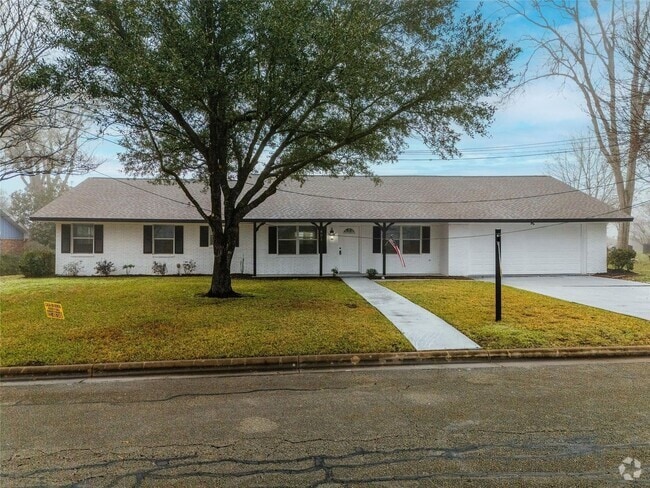 Building Photo - BEAUTIFUL HOME IN BRENHAM. MOVE IN READY!.