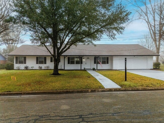 BEAUTIFUL HOME IN BRENHAM. MOVE IN READY!. - BEAUTIFUL HOME IN BRENHAM. MOVE IN READY!.