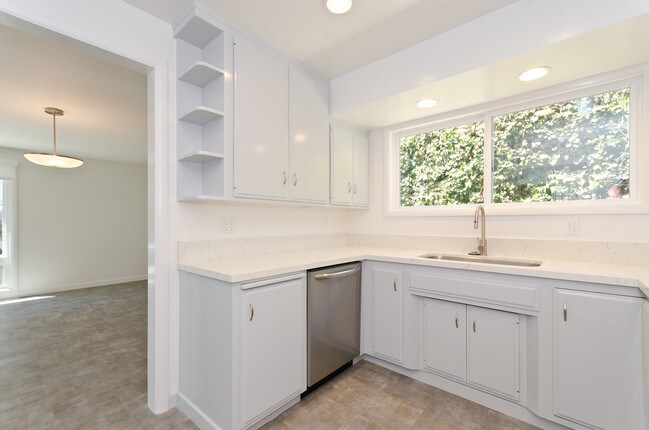 Photo - 8410 Harold Way