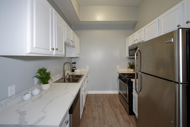 Photo - Hollywood View Towers