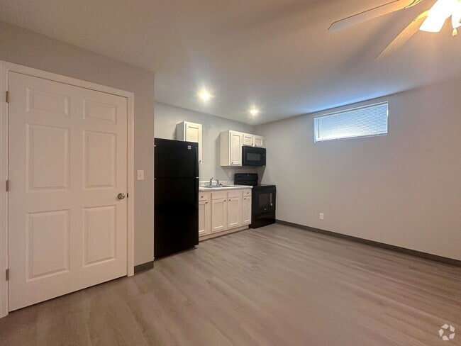 Building Photo - Modern 1-bedroom retreat / Walk to Downtown Unit 6 Rental