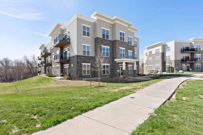 Building Photo - Spacious 2-Bedroom/2-Bath (1st floor) Unit 80-107