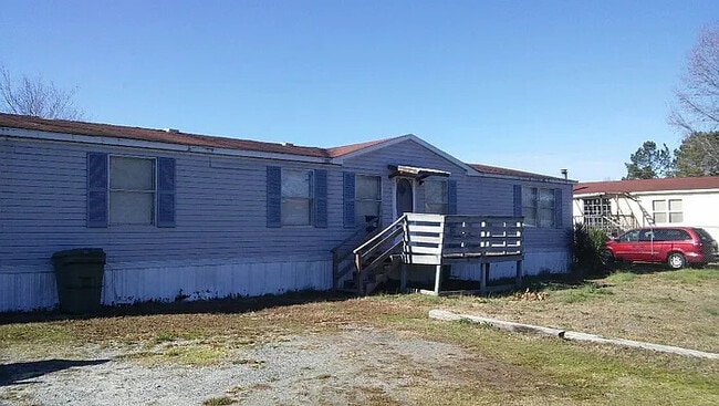 Building Photo - 3 Bedroom 2 bathroom