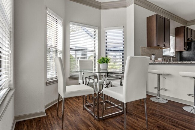 Avenues at Northpointe - Dining Area - Avenues at Northpointe Apartments
