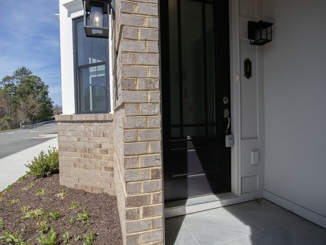 Photo - Walkable Short Pump Living with a Huge Private Deck