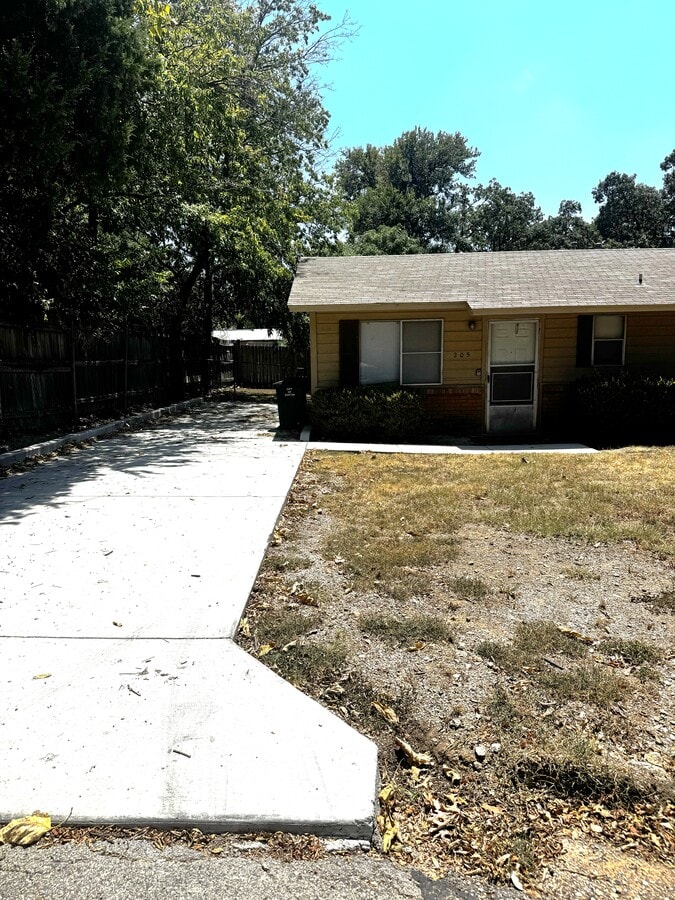 Photo - 205 Taliaferro St