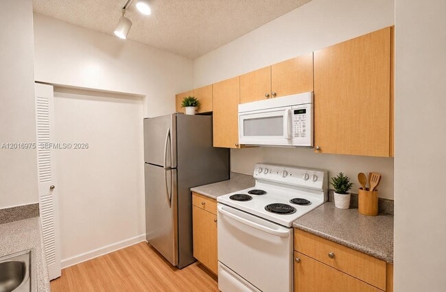 Building Photo - 1919 Van Buren St Unit 115A