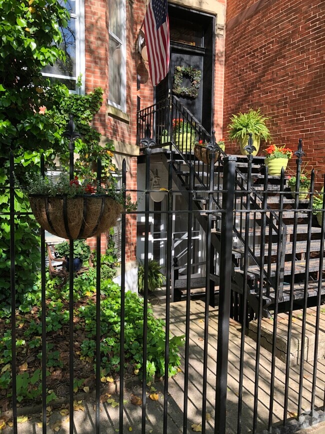 Building Photo - 1854 N Sedgwick St Unit Garden Rental