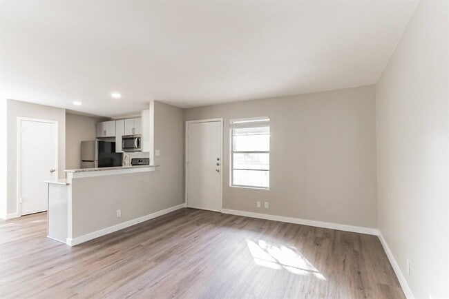 Photo - 401 Hedgewood Dr