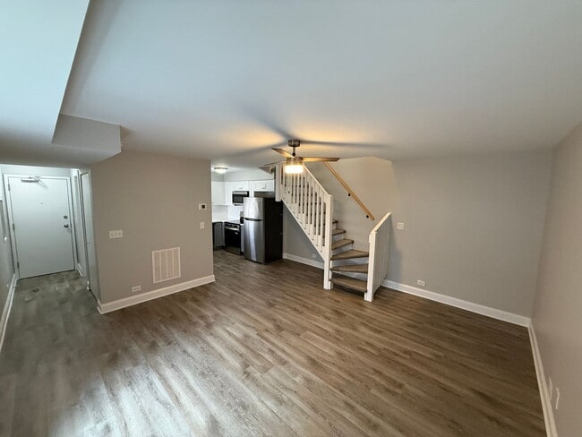 Building Photo - 744 W Gordon Ter Unit 312