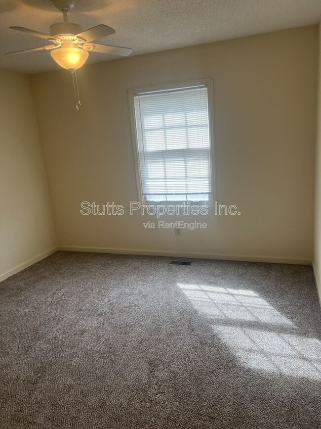 Photo - 253 Woodcastle Dr