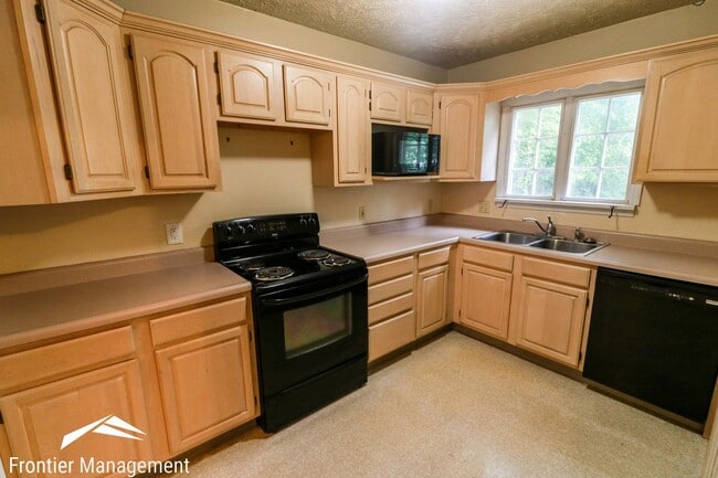 Photo - Awesome 5 Bedroom home near campus and Agg...