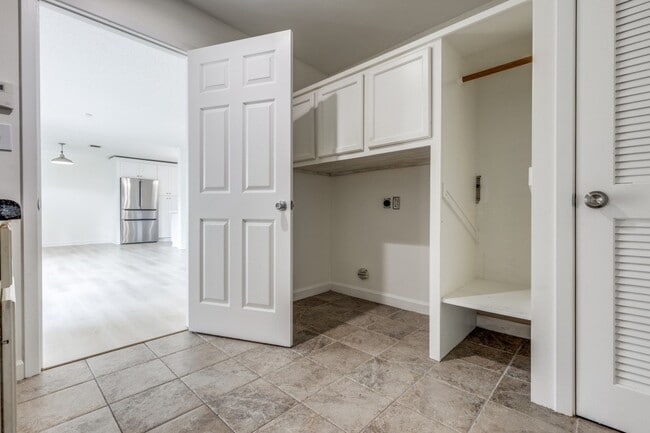 Building Photo - 6903 Alderney Dr