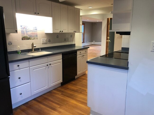 Building Photo - 184 Middle St Unit 2