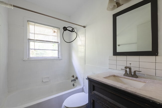 Photo - 1119 Regent St SW