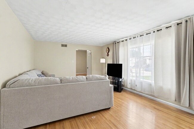 Photo - 314 Somerset Dr