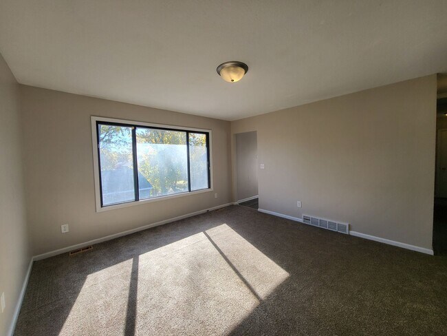 Photo - 4 Bedroom split-level home with garage!