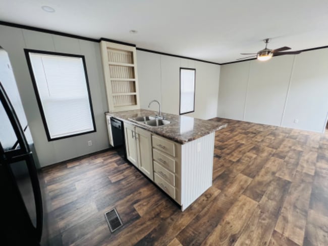 Photo - 9477 Lansdowne Rd