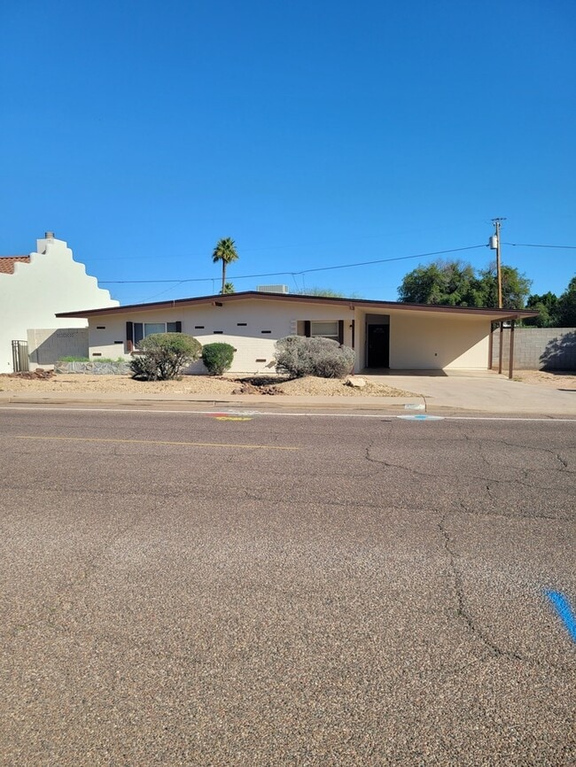 Building Photo - Freshly painted 3/2 house for rent near Cactus and SR51-MM