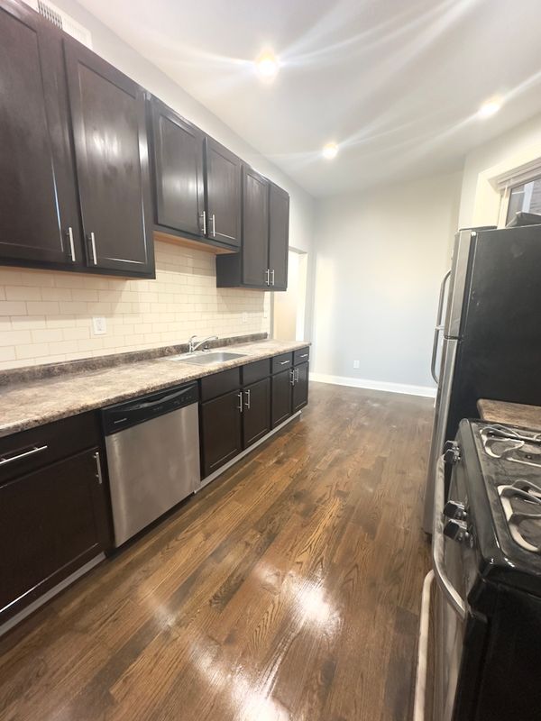 Photo - 908 W Montrose Ave