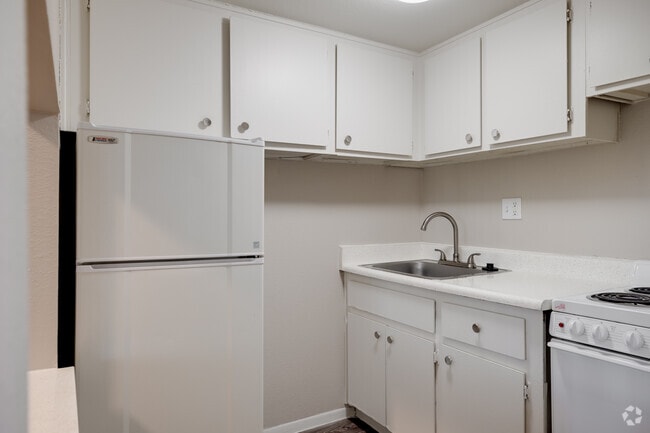 1BR, 1BA - 550SF