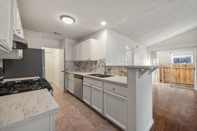 Photo - 8204 West Gate Blvd Unidad -A