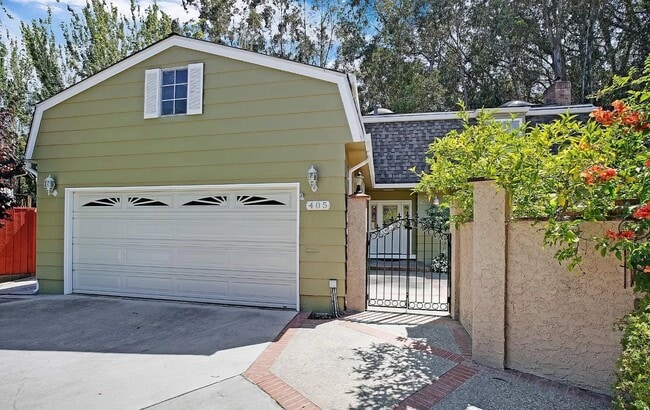 Photo - 405 Cunningham Way