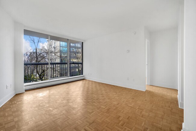 Photo - 1433 Burnaby Street