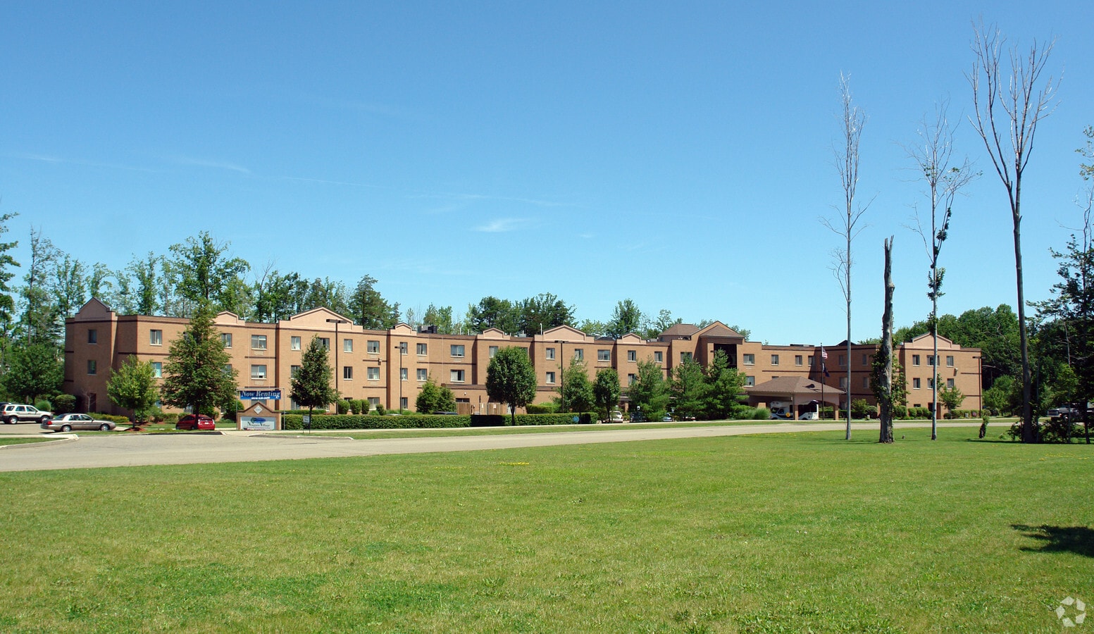 Holiday Niagara Village - Holiday Niagara Village Apartments