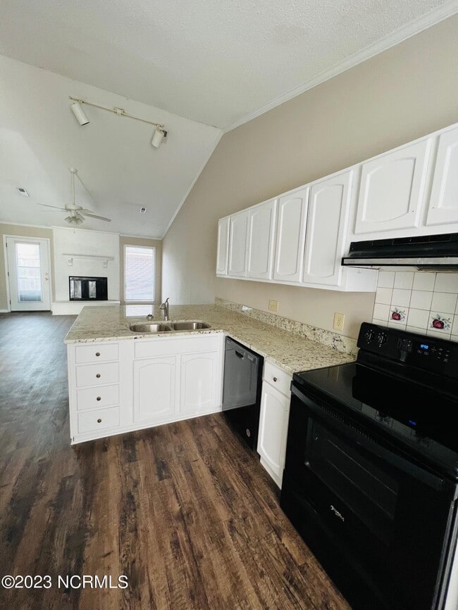 Photo - 16 Upton Ct Dr