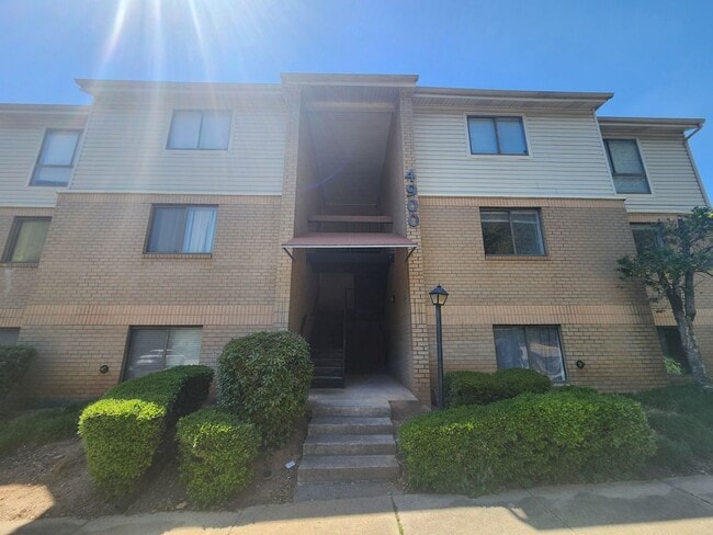 Building Photo - 2 Bedroom Condo near Hickory Grove