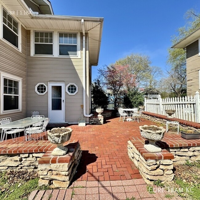 Photo - 411 W 60th Terrace