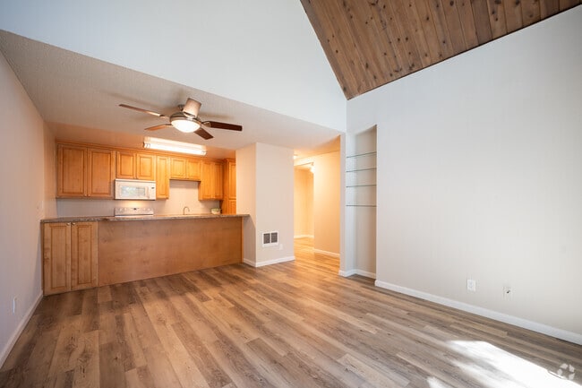 2BR, 1BA - 900SF