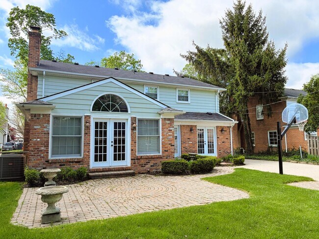 Photo - 669 Mohegan St