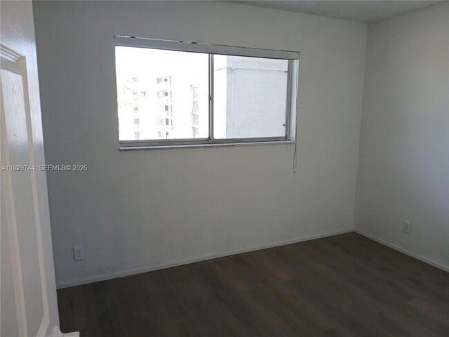 Photo - 8740 N Sherman Cir Unit #305