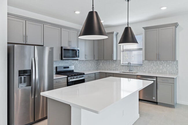 Building Photo - 758 SE Courances Dr