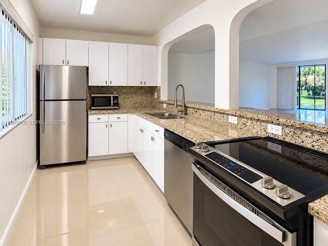 Building Photo - 8025 SW 107th Ave Unit 123