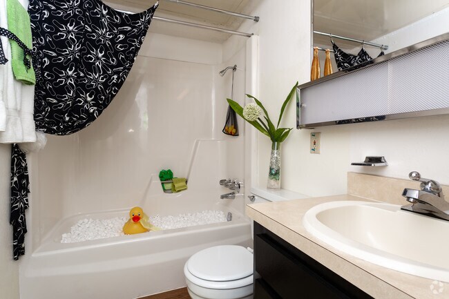 2 habitaciones, 1,5 baños, 910 pies cuadrados - Redbird Village Apartments