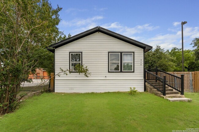 Photo - 928 Hedges St