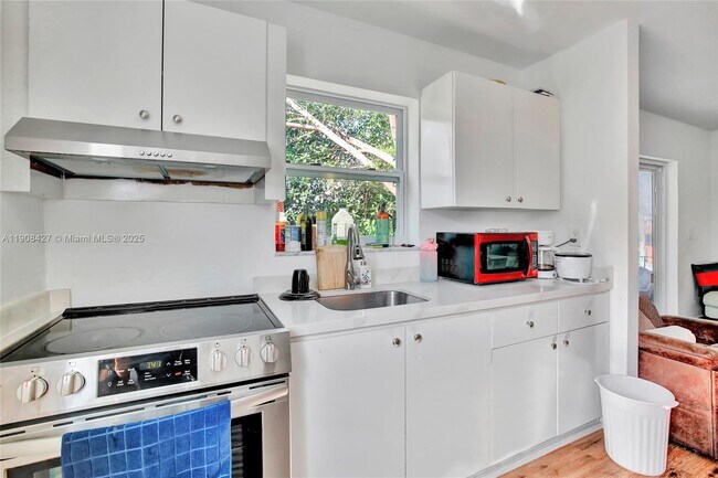 Photo - 458 SW 9th St Unit 3