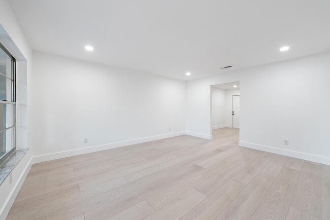 Photo - 1930 Service Rd