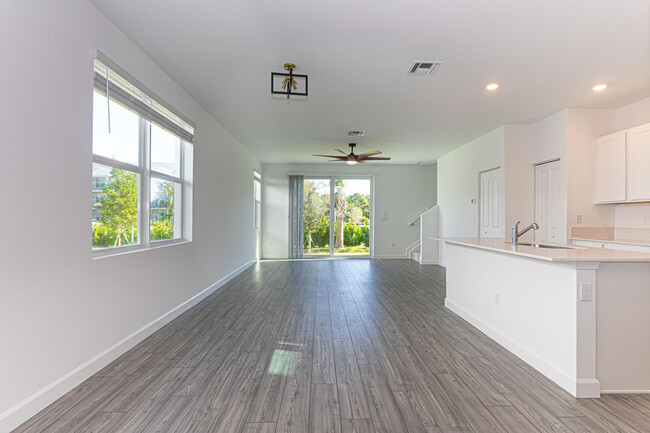 Photo - 411 SE Crossoak Ln Townhome