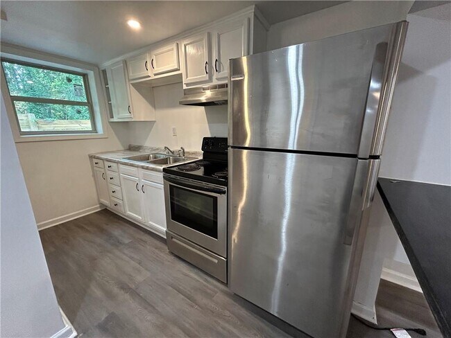 Photo - 1665 Avon Ave SW