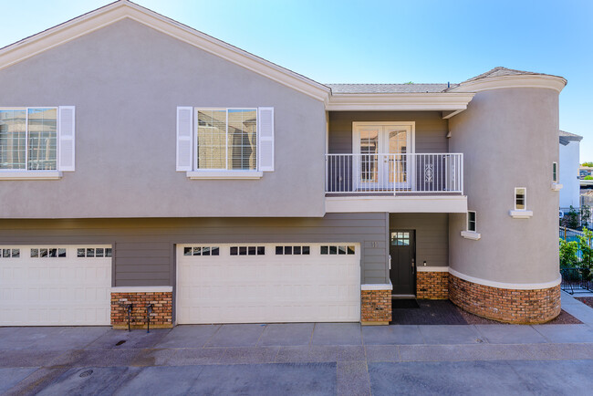 Gifford Groves - Gifford Groves Townhomes