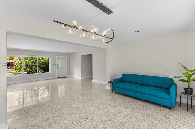 Photo - 340 NE 129th St