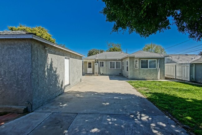 Photo - Bright & Charming, Single Story 3BR2BA Home w/ Large Front Yard, Huge Fenced Rear Yard w/ Large D...