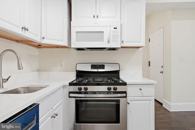 Building Photo - 1038 6th St NE Unit 101