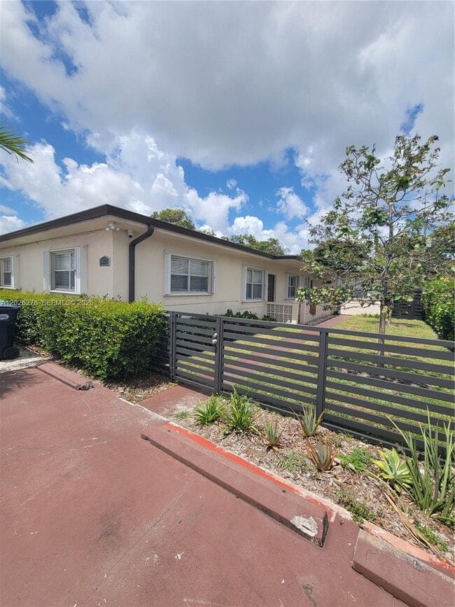 Building Photo - 1052 SW 79th Ave Unit .