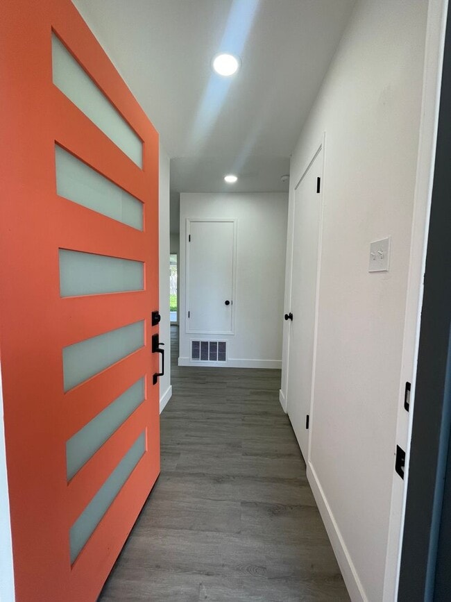 Photo - Newly Renovated 3bdrm 2bath Airy Oasis!